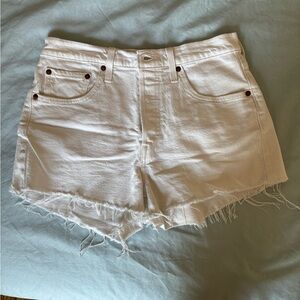 White denim Levi’s shorts